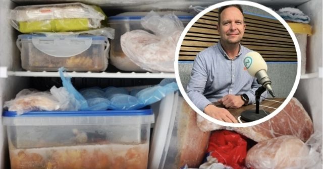 Een vrieslade vol bakjes en zakken diepvriesvoedsel, met daaroverheen een ronde foto van Theo van der Sluijs achter een radiomicrofoon