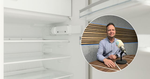 Een lege koelkast met kale glasplaten, met daaroverheen een ronde foto van Theo van der Sluijs achter een radiomicrofoon