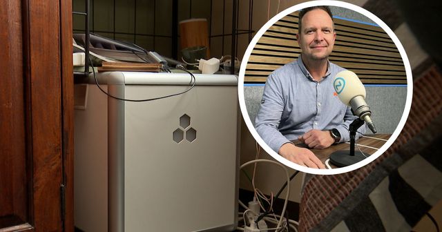 Een thuisbatterij in een bijkeuken, met daaroverheen een ronde foto van Theo van der Sluijs achter een radiomicrofoon