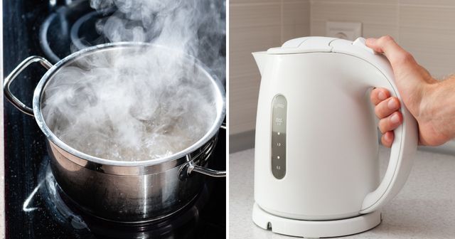 Links een dampende pan water op een kookplaat, rechts een hand die een witte waterkoker optilt