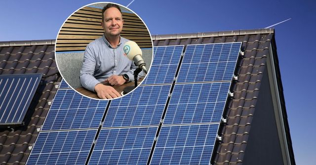 Zonnepanelen op een pannendak tegen een blauwe lucht, met daaroverheen een ronde foto van Theo van der Sluijs achter een radiomicrofoon